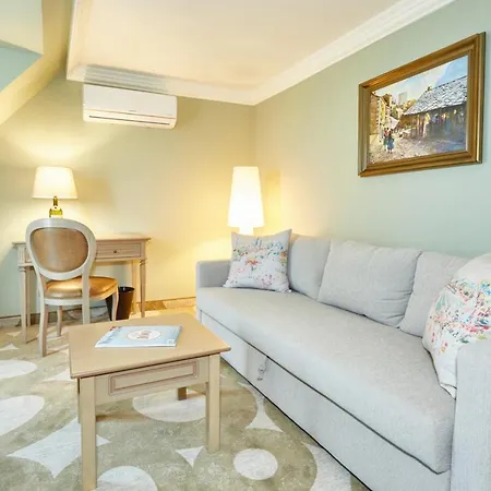 Crocus Gere Bor & Wine Hotel 4*