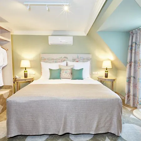 Hotel Crocus Gere Bor & Wine 4*
