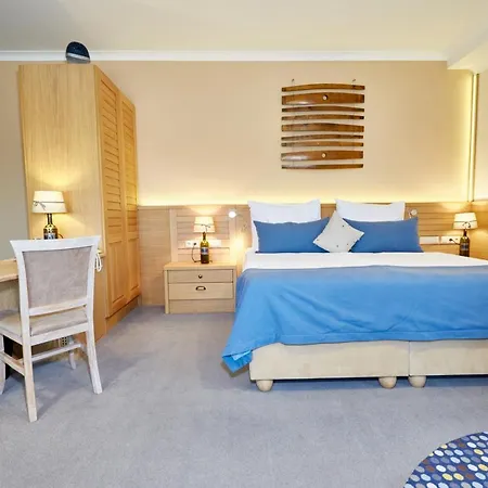 Crocus Gere Bor & Wine Hotel 4*