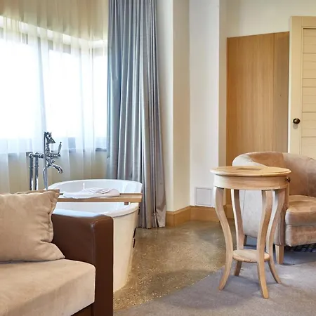 Hotel Crocus Gere Bor & Wine 4*