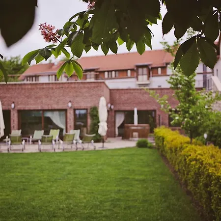 Crocus Gere Bor & Wine Hotel