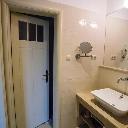 Hotel Crocus Gere Bor & Wine