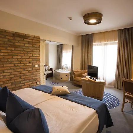 Crocus Gere Bor & Wine 4*