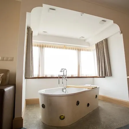 Hotel Crocus Gere Bor & Wine 4*