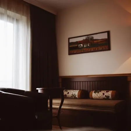 Crocus Gere Bor & Wine Hotel
