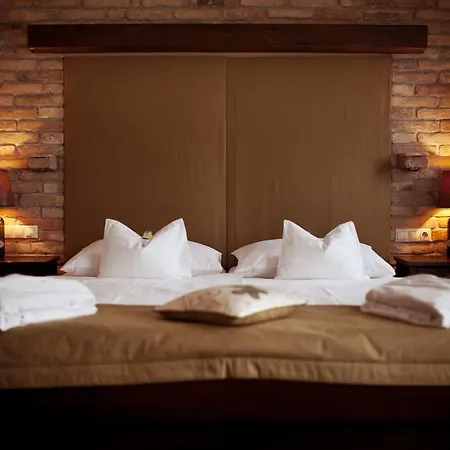 Crocus Gere Bor & Wine Hotel
