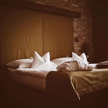 Hotel Crocus Gere Bor & Wine 4*