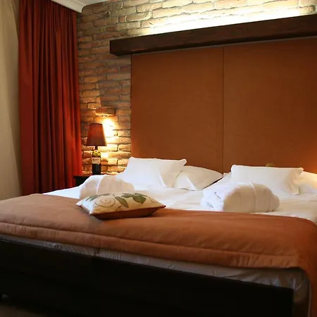Crocus Gere Bor & Wine Hotel